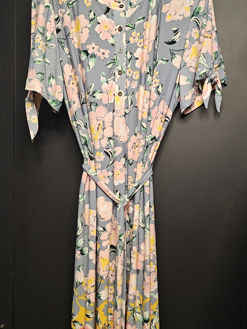 Light Gray Floral Tie-Waist Dress with Pink and Yellow Blooms